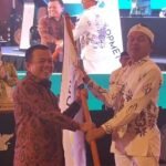 Gubernur Jambi, Al Haris menerima bendera dari Gubernur Jawa Barat Dedi Mulyadi usai terpilih sebagai Ketua Umum Asosiasi Daerah Penghasil Migas dan Energi Terbarukan (ADPMET)