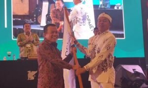 Gubernur Jambi, Al Haris menerima bendera dari Gubernur Jawa Barat Dedi Mulyadi usai terpilih sebagai Ketua Umum Asosiasi Daerah Penghasil Migas dan Energi Terbarukan (ADPMET)