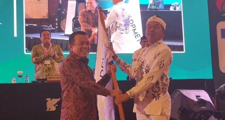 Gubernur Jambi, Al Haris menerima bendera dari Gubernur Jawa Barat Dedi Mulyadi usai terpilih sebagai Ketua Umum Asosiasi Daerah Penghasil Migas dan Energi Terbarukan (ADPMET)