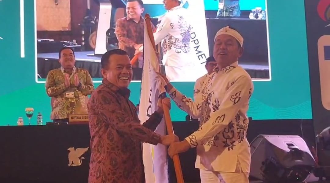 Gubernur Jambi, Al Haris menerima bendera dari Gubernur Jawa Barat Dedi Mulyadi usai terpilih sebagai Ketua Umum Asosiasi Daerah Penghasil Migas dan Energi Terbarukan (ADPMET)
