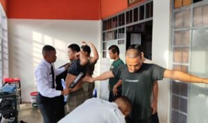 Petugas saat merazia warga binaan di Lapas Kelas IIA Jambi