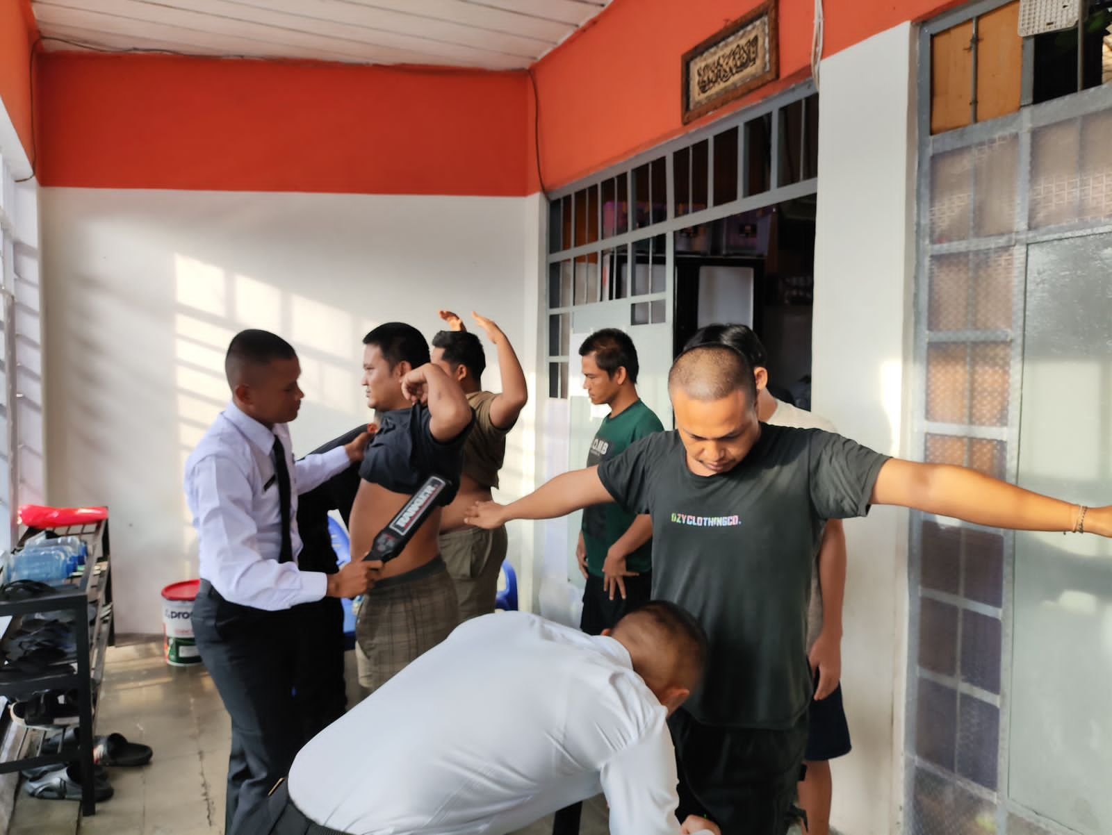 Petugas saat merazia warga binaan di Lapas Kelas IIA Jambi
