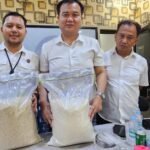 Tim Indagsi Ditreskrimsus Polda Jambi memperlihatkan beda beras hasil sortiran dan beras premium