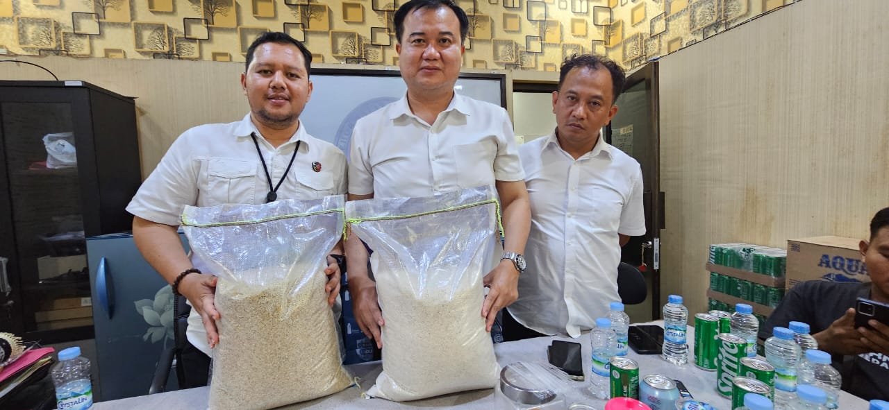 Tim Indagsi Ditreskrimsus Polda Jambi memperlihatkan beda beras hasil sortiran dan beras premium