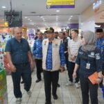 Tim Satgas Pangan Provinsi Jambi saat mengecek beras yang dijual di salah satu pusat perbelanjaan