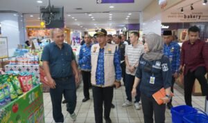 Tim Satgas Pangan Provinsi Jambi saat mengecek beras yang dijual di salah satu pusat perbelanjaan