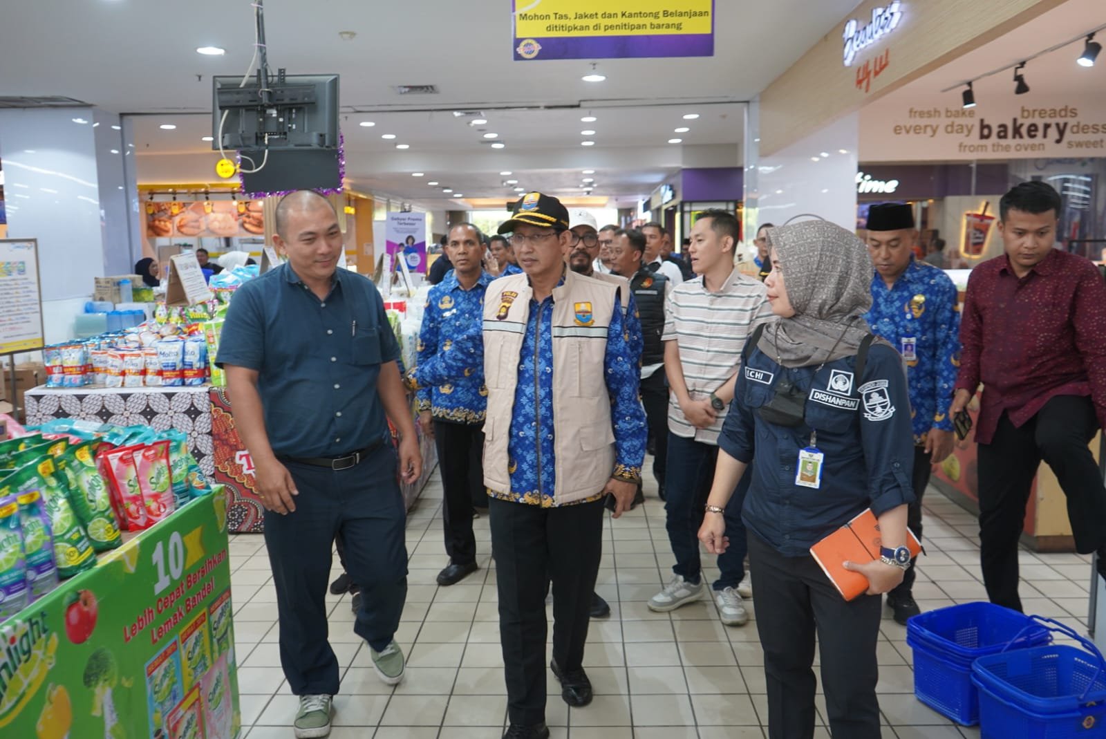 Tim Satgas Pangan Provinsi Jambi saat mengecek beras yang dijual di salah satu pusat perbelanjaan