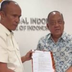 Mat Sanusi saat menerima SK dari Ketua KONI Pusat