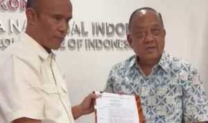 Mat Sanusi saat menerima SK dari Ketua KONI Pusat