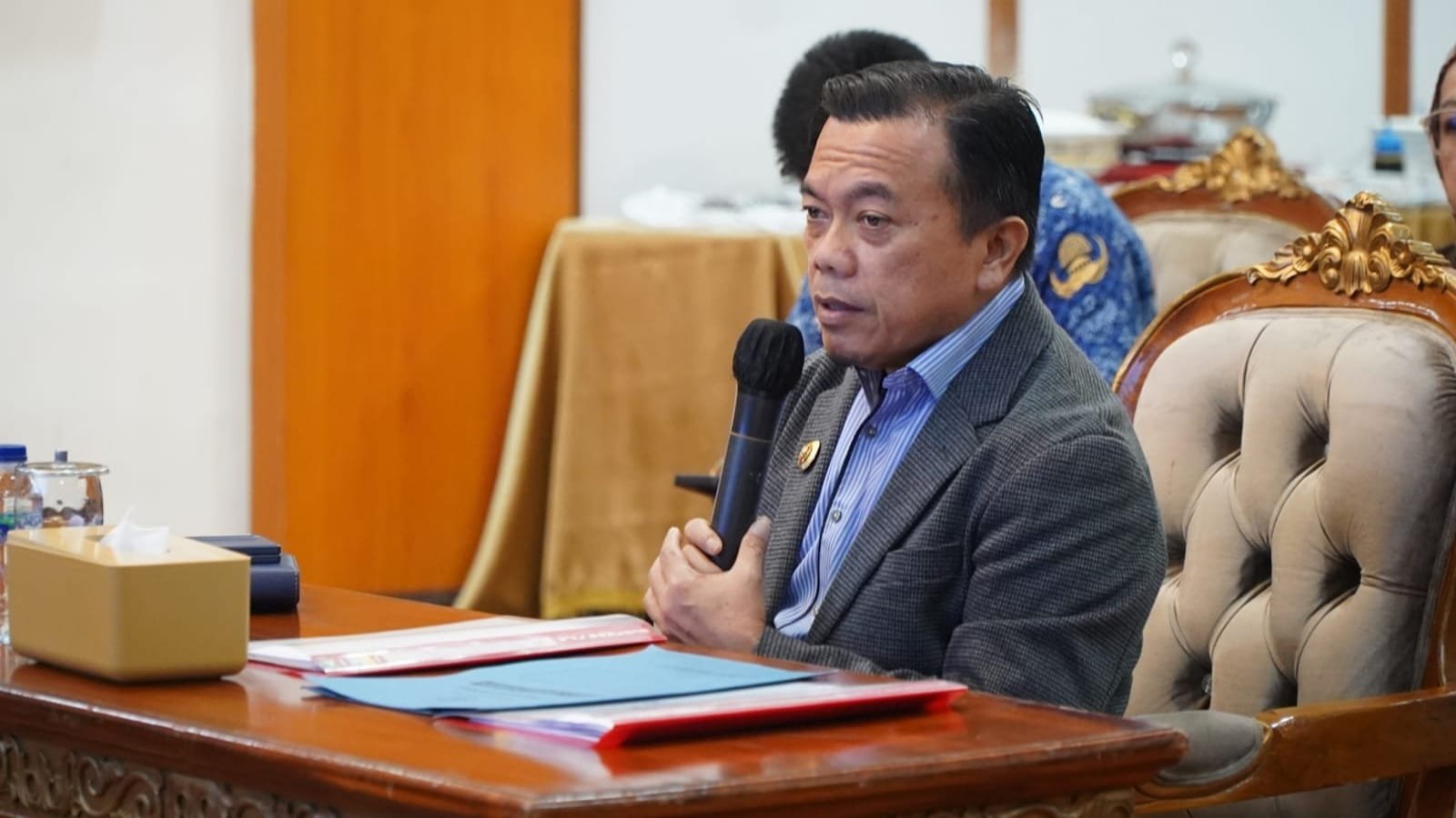 Gubernur Jambi, Al Haris saat mewawancara calon Komisaris dan Direktur PT. JII