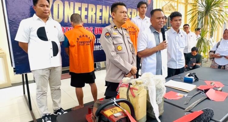 Dirkrimsus Polda Jambi, Kombes Pol Taufik Nurmandia saat memberikan keterangan pengungkapan kasus Karhutla