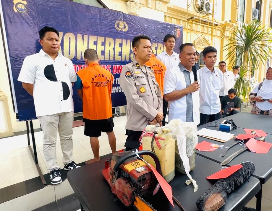 Dirkrimsus Polda Jambi, Kombes Pol Taufik Nurmandia saat memberikan keterangan pengungkapan kasus Karhutla
