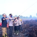 Kapolda Jambi Irjen Pol Krisno H Siregar ikut memadamkan api di lokasi Karhutla di Desa Gambut Jaya, Kabupaten Muaro Jambi