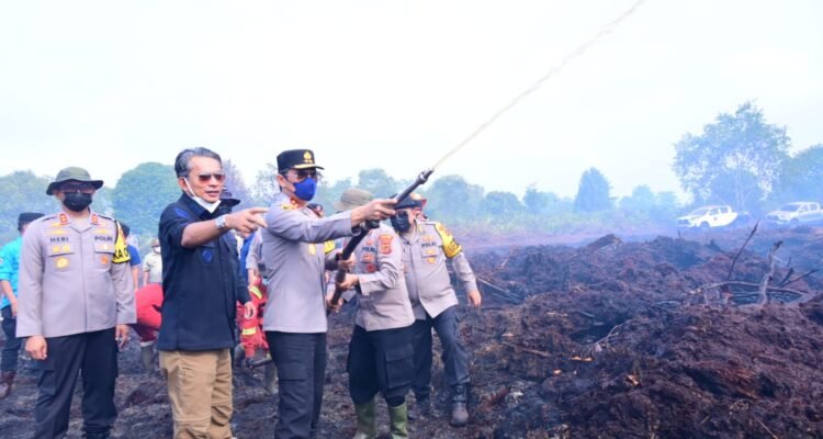 Kapolda Jambi Irjen Pol Krisno H Siregar ikut memadamkan api di lokasi Karhutla di Desa Gambut Jaya, Kabupaten Muaro Jambi