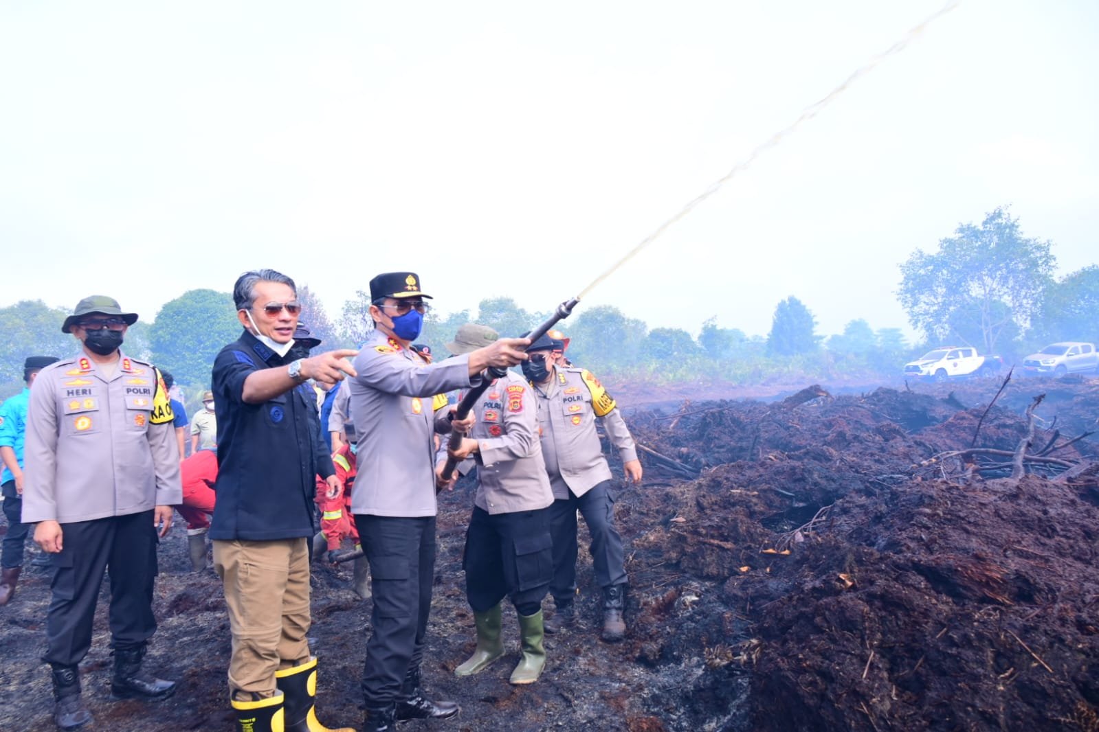 Kapolda Jambi Irjen Pol Krisno H Siregar ikut memadamkan api di lokasi Karhutla di Desa Gambut Jaya, Kabupaten Muaro Jambi