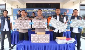 Barang bukti uang yang berhasil disita pihak Polres Tebo dalam kasus penyaluran KUR fiktif kepada 26 nasabah BSI Rimbo Bujang