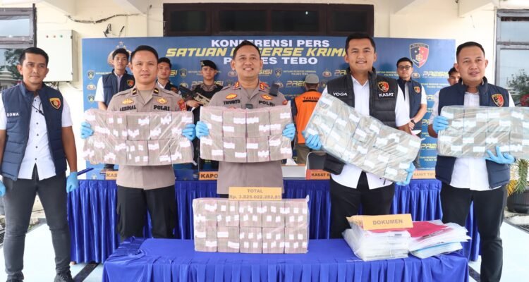 Barang bukti uang yang berhasil disita pihak Polres Tebo dalam kasus penyaluran KUR fiktif kepada 26 nasabah BSI Rimbo Bujang