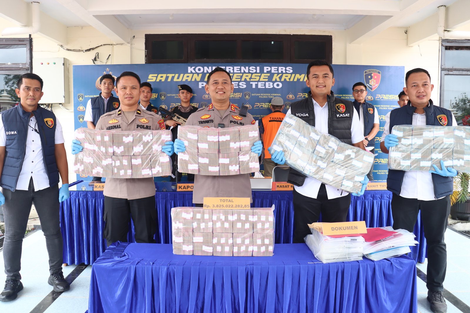 Barang bukti uang yang berhasil disita pihak Polres Tebo dalam kasus penyaluran KUR fiktif kepada 26 nasabah BSI Rimbo Bujang