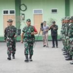 Danrem 042/Gapu Brigjen TNI Heri Purwanto memeriksa kesiapan personel yang tergabung dalam Satgas Karhutla
