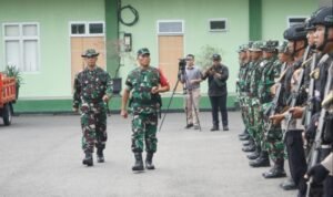 Danrem 042/Gapu Brigjen TNI Heri Purwanto memeriksa kesiapan personel yang tergabung dalam Satgas Karhutla