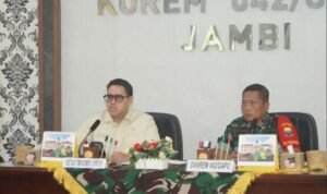 Danrem 042/Gapu Brigjen TNI Brigjen TNI Heri Purwanto bersama Ketua Tim Reses Komisi I DPR RI dr. Dave Akbarshah Fikarno Laksono