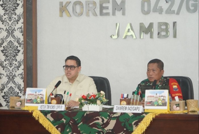 Danrem 042/Gapu Brigjen TNI Brigjen TNI Heri Purwanto bersama Ketua Tim Reses Komisi I DPR RI dr. Dave Akbarshah Fikarno Laksono