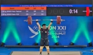 Aksi lifter andalan Jambi M Ripqi Ramadhan di PON Aceh-Sumut 2024 lalu