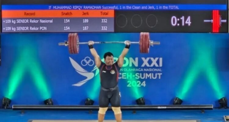 Aksi lifter andalan Jambi M Ripqi Ramadhan di PON Aceh-Sumut 2024 lalu