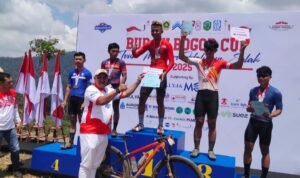 Fajar Ramadhan saat menerima penyerahan medali emas kategori MTB Men Youth di ajang 'Tour Malasari Halimun 2025'