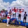 Fajar Ramadhan saat menerima penyerahan medali emas kategori MTB Men Youth di ajang 'Tour Malasari Halimun 2025'