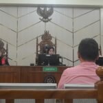 Terdakwa saat menjalani sidang perdana kasus korupsi di Pengadilan Tipikor Jambi
