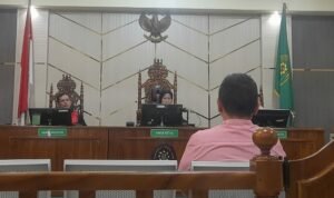 Terdakwa saat menjalani sidang perdana kasus korupsi di Pengadilan Tipikor Jambi