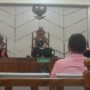 Terdakwa saat menjalani sidang perdana kasus korupsi di Pengadilan Tipikor Jambi