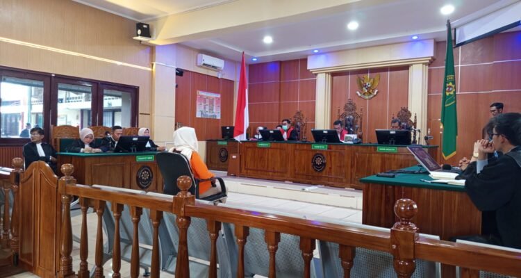 Helen saat menjalani persidangan di Pengadilan Negeri Jambi