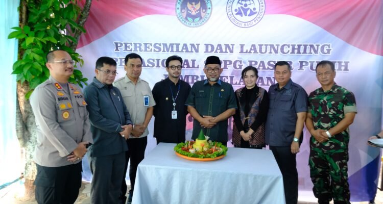 Sekda Provinsi Jambi Sudirman saat meresmikan SPPG Makan Bergizi Gratis di Kelurahan Pasir Putih, Kecamatan Jambi Selatan, Kota Jambi