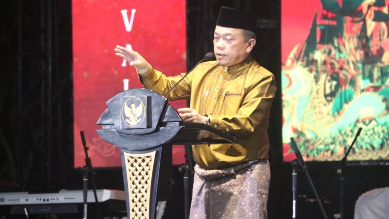 Gubernur Jambi Al Haris saat membuka Festival Batanghari Tahun 2025