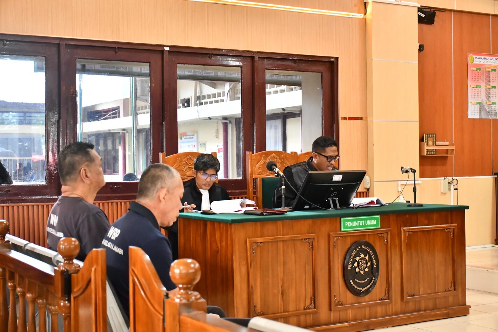 Tek Hui dan Mafi Abidin saat menjalani sidang di Pengadilan Negeri Jambi
