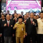 Ketua Umum KONI Pusat Letjen TNI (Purn) Marciano Norman bersama Gubernur Jambi Al Haris saat pelantikan pengurus KONI Provinsi Jambi masa bakti 2025–2029