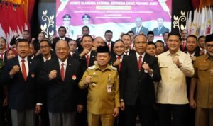 Ketua Umum KONI Pusat Letjen TNI (Purn) Marciano Norman bersama Gubernur Jambi Al Haris saat pelantikan pengurus KONI Provinsi Jambi masa bakti 2025–2029