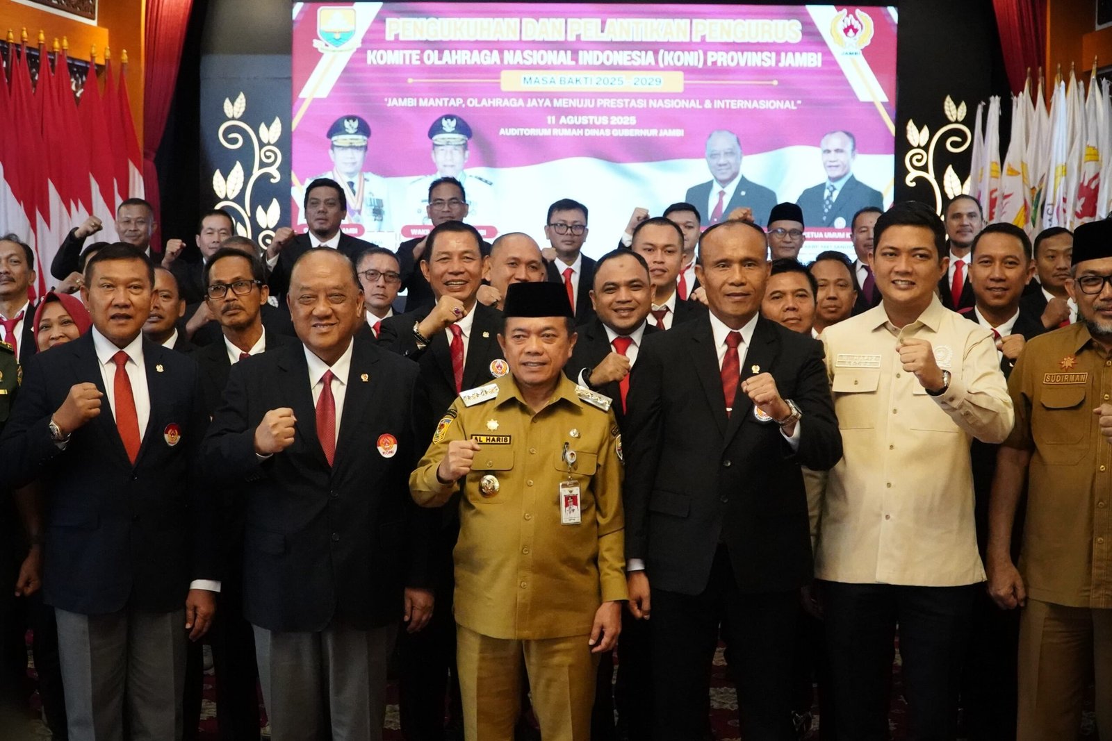 Ketua Umum KONI Pusat Letjen TNI (Purn) Marciano Norman bersama Gubernur Jambi Al Haris saat pelantikan pengurus KONI Provinsi Jambi masa bakti 2025–2029