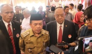 Gubernur Jambi, Al Haris bersama Ketua Umum KONI Pusat, Letjen TNI (Purn) Marciano Nurman dan Ketua KONI Jambi