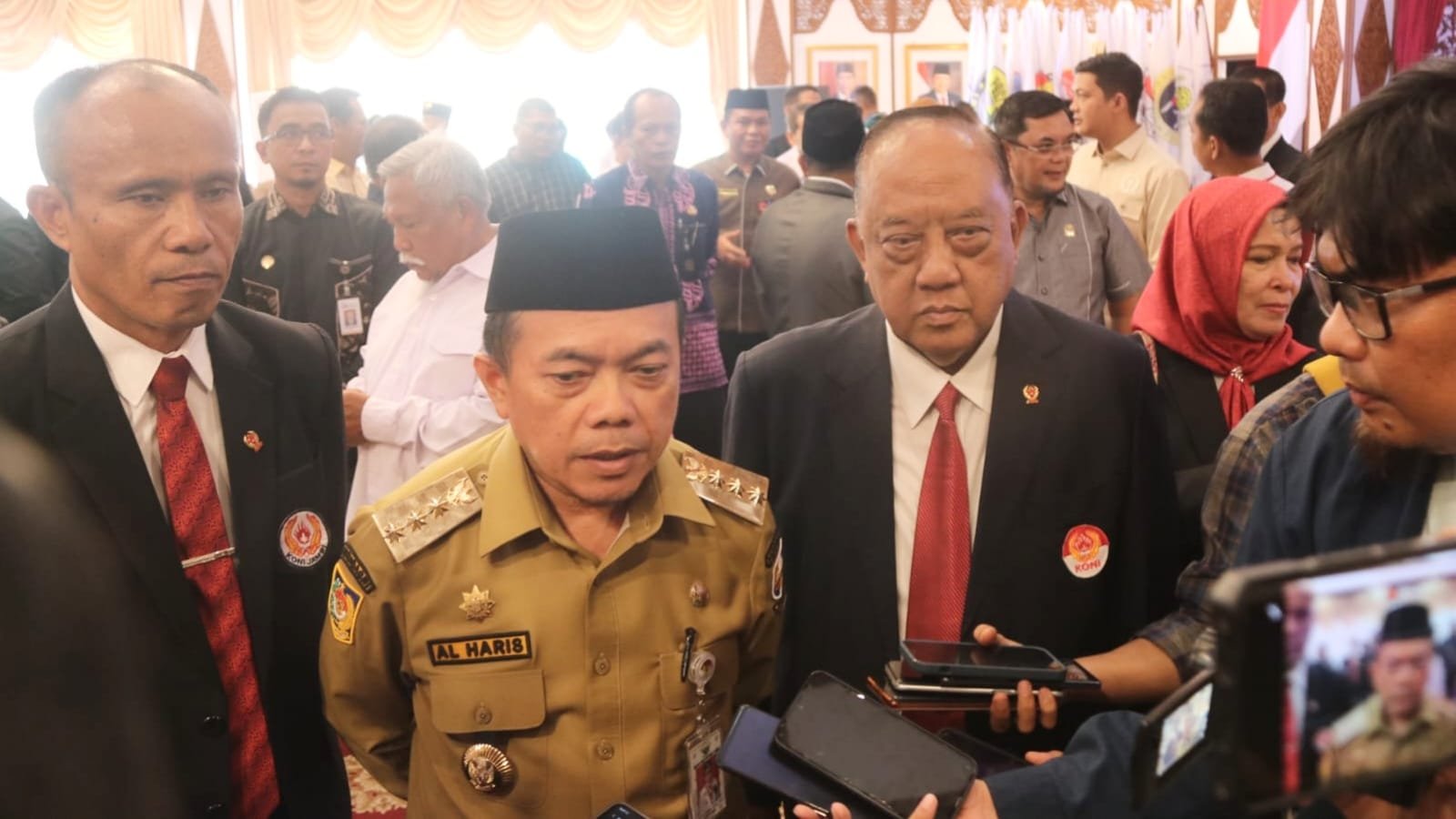 Gubernur Jambi, Al Haris bersama Ketua Umum KONI Pusat, Letjen TNI (Purn) Marciano Nurman dan Ketua KONI Jambi