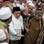 Gubernur Jambi Al Haris saat menghadiri tabligh akbar bersama Buya Yahya di Masjid Agung Al-Falah, Kota Jambi