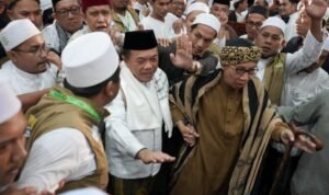 Gubernur Jambi Al Haris saat menghadiri tabligh akbar bersama Buya Yahya di Masjid Agung Al-Falah, Kota Jambi