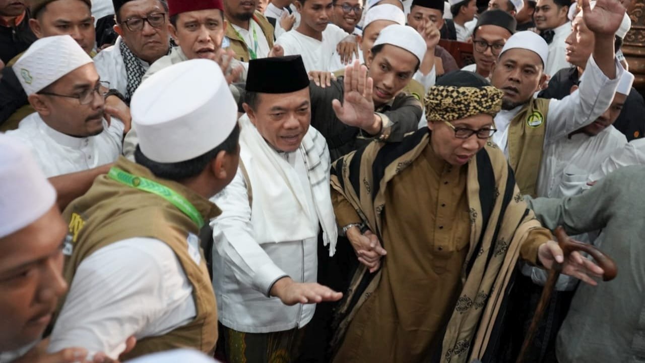 Gubernur Jambi Al Haris saat menghadiri tabligh akbar bersama Buya Yahya di Masjid Agung Al-Falah, Kota Jambi