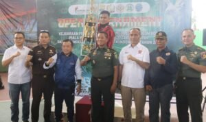 Gubernur Jambi, Al Haris bersama Danrem 042/Gapu, Brigjen TNI Heri Purwanto saat penutupan Open Tournament Danrem Cup 2025