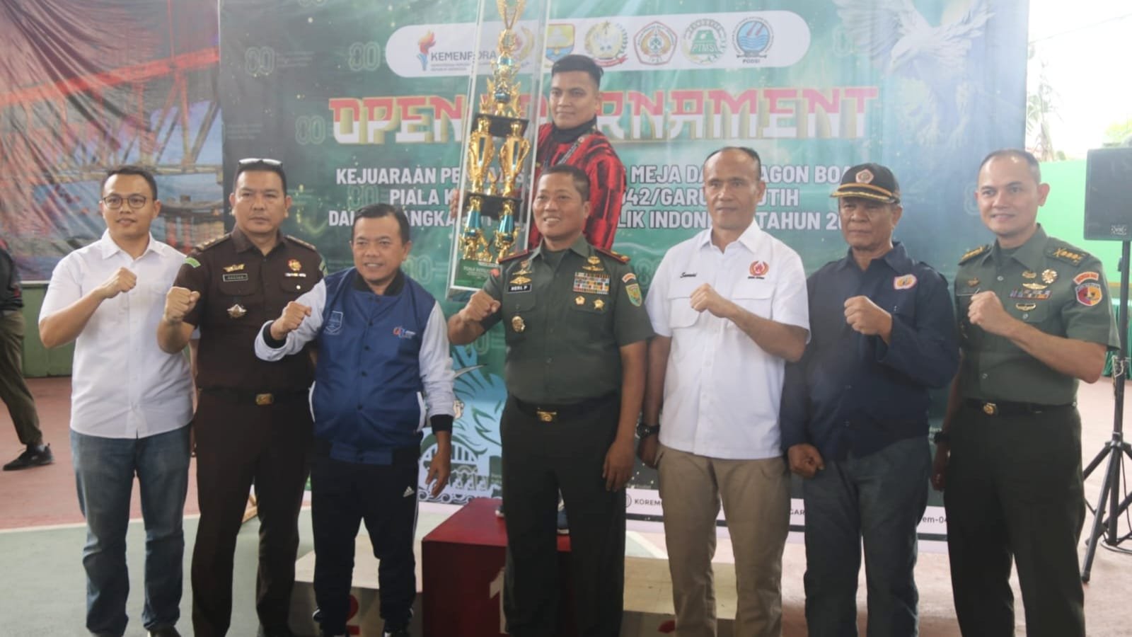 Gubernur Jambi, Al Haris bersama Danrem 042/Gapu, Brigjen TNI Heri Purwanto saat penutupan Open Tournament Danrem Cup 2025