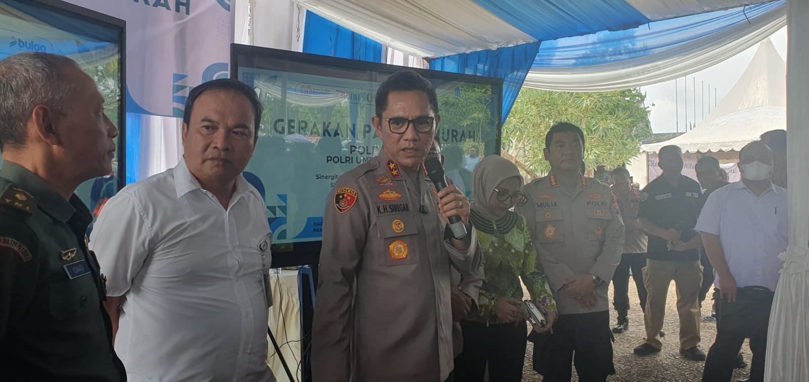 Kapolda Jambi Irjen Pol Krisno H Siregar saat launching Gerakan Pangan Murah di Gor Kotabaru, Kota Jambi