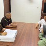 Tersangka dan barang bukti saat dilimpahkan penyidik Ditreskrimsus Polda Jambi ke Kejari Sungai Penuh