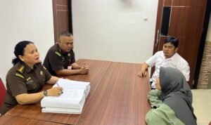 Tersangka dan barang bukti saat dilimpahkan penyidik Ditreskrimsus Polda Jambi ke Kejari Sungai Penuh